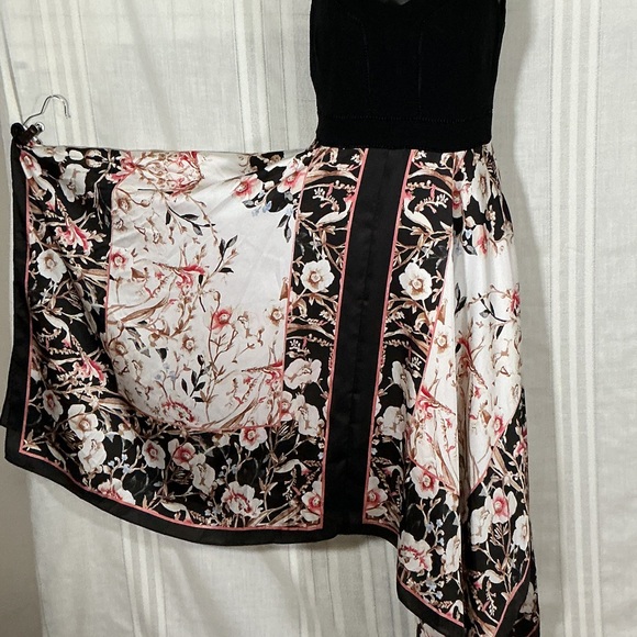 White House Black Market Black Velvet Bodice Floral Handkerchief Hem Dress - Picture 10 of 13